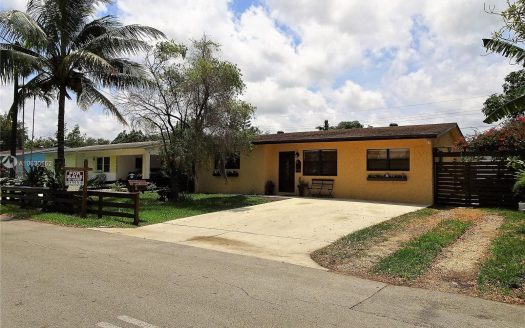 310 SW 9th Ave, Hallandale, FL 33009