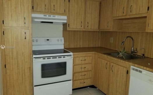 900 Saint Charles Pl, Pembroke Pines, FL 33026