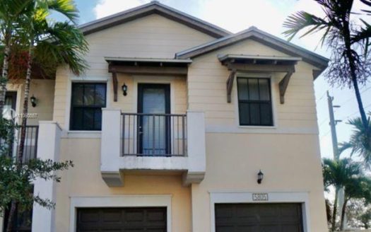 5805 NW 104 Path, Doral, FL 33178