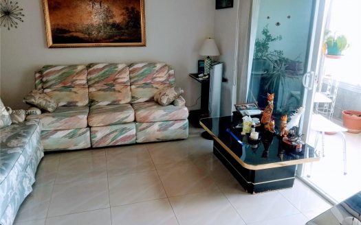 8200 Sunrise Lakes Blvd, Sunrise, FL 33322