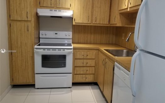 900 Saint Charles Pl, Pembroke Pines, FL 33026