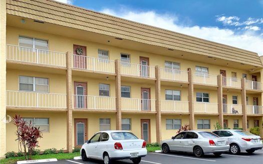 8465 Sunrise Lakes Blvd, Sunrise, FL 33322