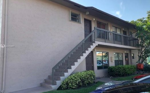 10050 Winding Lake Rd, Sunrise, FL 33351