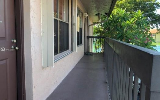 10050 Winding Lake Rd, Sunrise, FL 33351