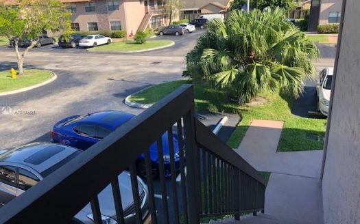 10050 Winding Lake Rd, Sunrise, FL 33351