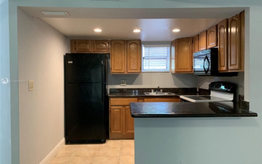 8290 Lake Dr, Doral, FL 33166