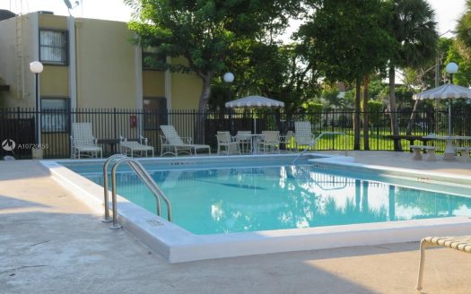 465 W Park Dr, Miami, FL 33172