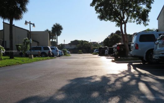 465 W Park Dr, Miami, FL 33172