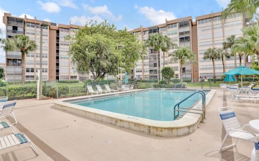 900 Saint Charles Pl #221, Pembroke Pines, FL 33026