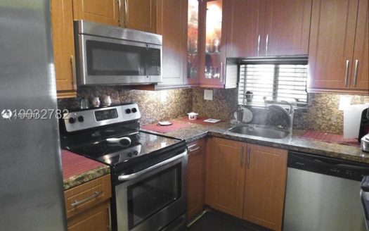 9820 S Hollybrook Lake Dr, Pembroke Pines, FL 33025