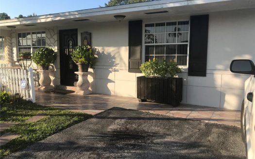 6737 SW 19th St, North Lauderdale, FL 33068