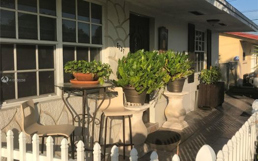 6737 SW 19th St, North Lauderdale, FL 33068