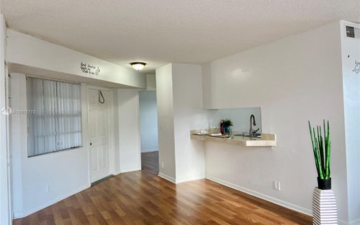 8842 SW 3rd St, Pembroke Pines, FL 33025