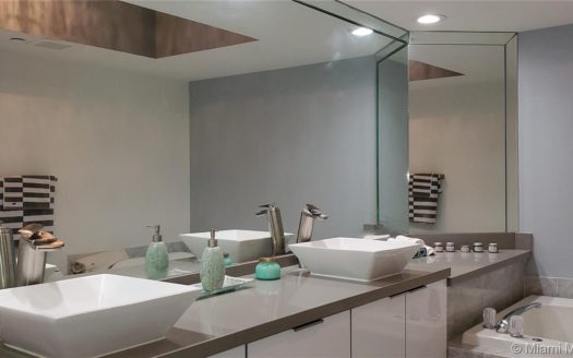 16485 Collins Ave, Sunny Isles Beach, FL 33160