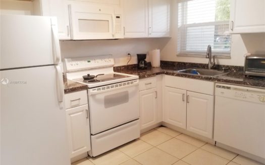 8200 Sunrise Lakes Blvd, Sunrise, FL 33322