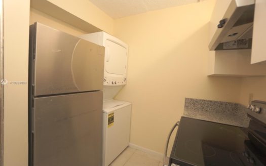 820 Twin Lakes Dr, Coral Springs, FL 33071