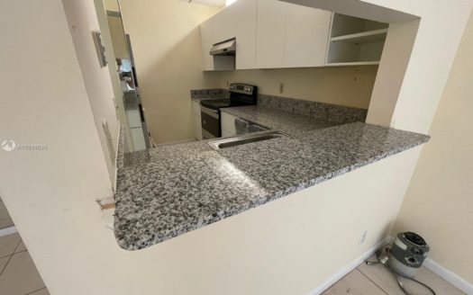 820 Twin Lakes Dr, Coral Springs, FL 33071