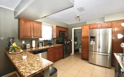 4751 NW 4th Ct, Plantation, FL 33317