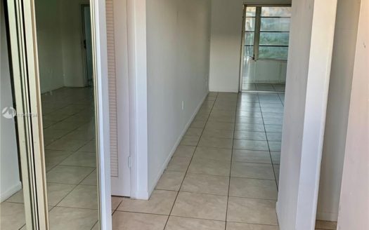 8220 Sunrise Lakes Blvd, Sunrise, FL 33322