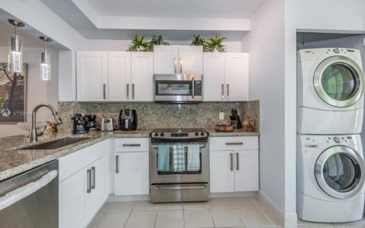 19 Whitehead Cir, Weston, FL 33326