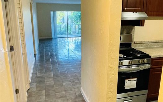 6890 N Kendall Dr, Pinecrest, FL 33156