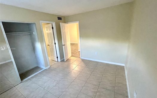 6890 N Kendall Dr, Pinecrest, FL 33156