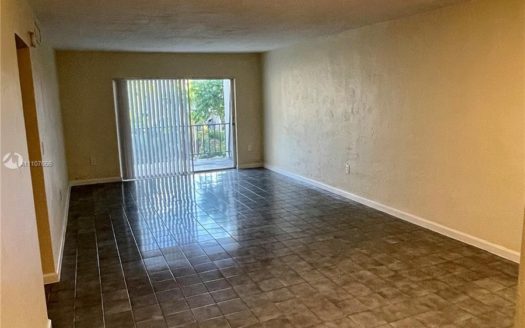 6890 N Kendall Dr, Pinecrest, FL 33156