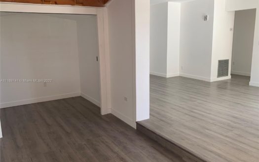 925 SW 75th Ave, Miami, FL 33144-4413