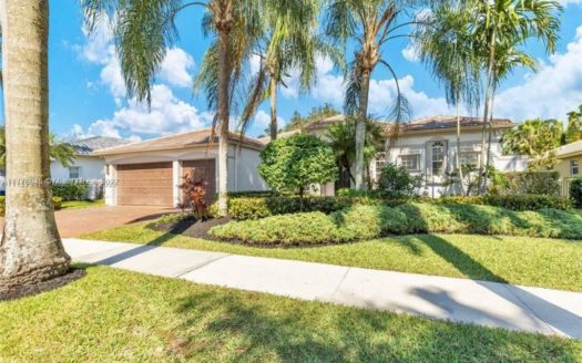 2538 Eagle Run Dr,  Weston, FL 33327-1526