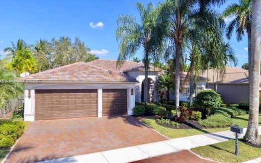 2538 Eagle Run Dr,  Weston, FL 33327-1526