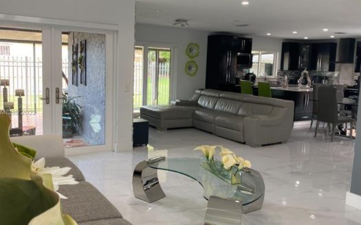 10532 SW 22ND LN,  Miami, FL 33165