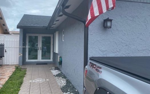 10532 SW 22ND LN,  Miami, FL 33165