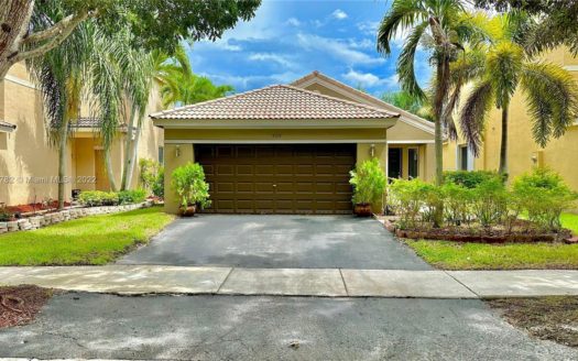 4315 Greenbriar Ln,  Weston, FL 33331-3833