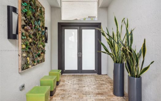 1371 Victoria Isle Dr,  Weston, FL 33327-1319