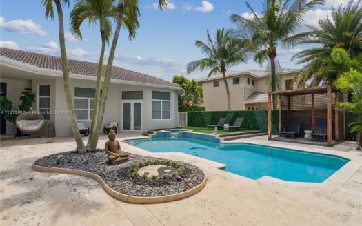 1371 Victoria Isle Dr,  Weston, FL 33327-1319