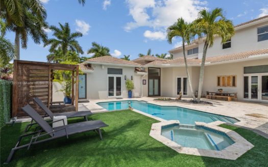 1371 Victoria Isle Dr,  Weston, FL 33327-1319