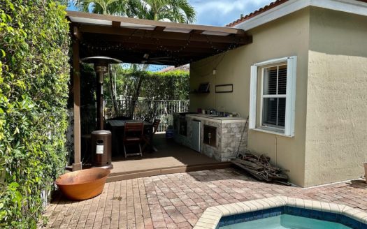 1300 Chinaberry Dr #0,  Weston, FL 33327-2016