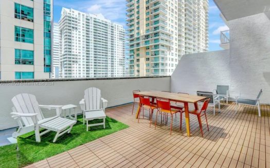 1200 Brickell Bay Dr #1404,  Miami, FL 33131-3252