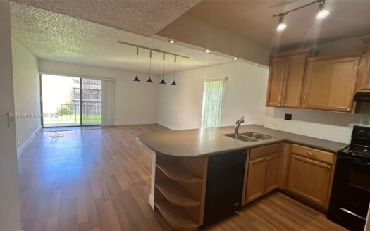 430 Commodore Dr #208,  Plantation, FL 33325-2136