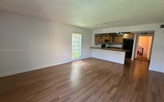 430 Commodore Dr #208,  Plantation, FL 33325-2136