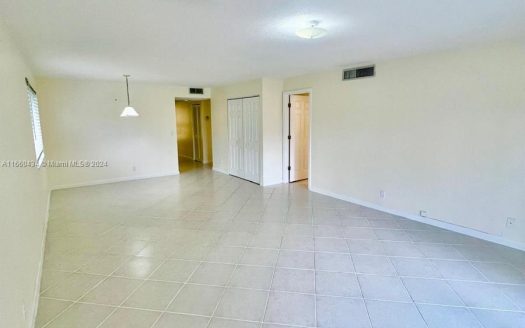 195 Lakeview Dr #206 Weston, FL 33326-2580