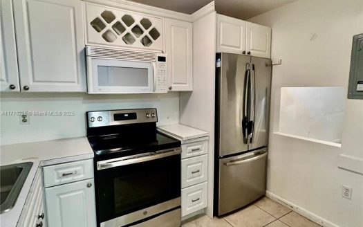 8460 Sunrise Lakes Blvd #112 Sunrise, FL 33322