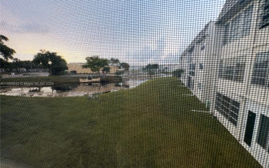 8220 Sunrise Lakes Blvd #206 Sunrise, FL 33322