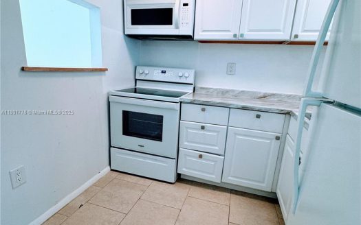 8435 Sunrise Lakes Blvd #105 Sunrise, FL 33322