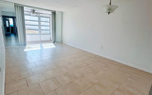 8435 Sunrise Lakes Blvd #105 Sunrise, FL 33322