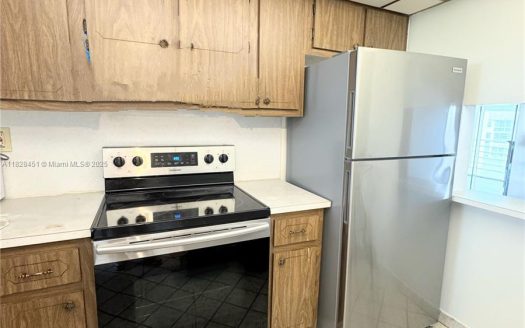 8435 Sunrise Lakes Blvd #302 Sunrise, FL 33322