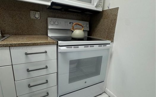 9061 Sunrise Lakes Blvd #206 Sunrise, FL 33322