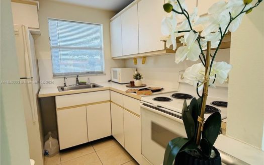 9001 SUNRISE LAKES BLVD UNIT#208 Sunrise, FL 33322