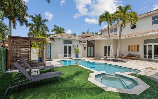 1371 Victoria Isle Dr,  Weston, FL 33327