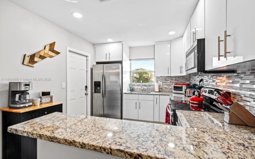 1006 S Arnold Ave Lantana, FL 33462